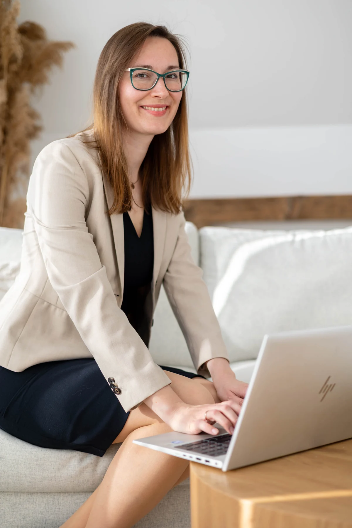 dr. Ferencz Bernadett laptop mellett ül